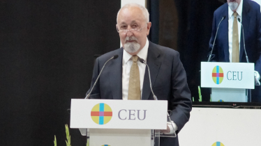 Miguel Ángel Furones apadrina la graduación de los alumnos de la Universidad CEU San Pablo