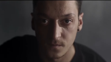 Mesut Özil acusa a Mercedes Benz de ‘borrarle’ de una campaña por motivos políticos
